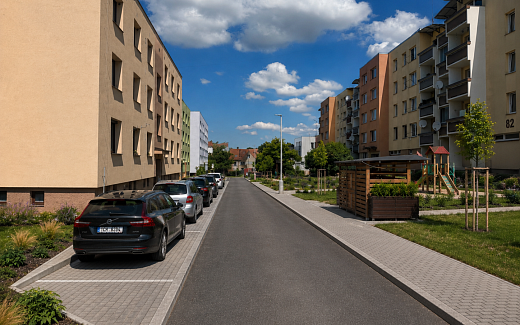 Parkovací stání, chodník a přístřešky Nerudova